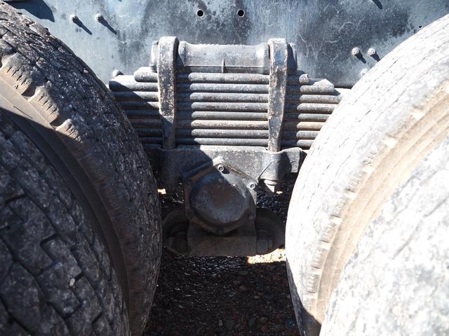 クオン 　２デフ　リターダ　新明和　深ダンプ／土砂禁　２０立米　荷台内全面ステンレス張り　電動コボレーン（天蓋仕様）　リーフサス　ベッド付き　積載８．４ｔ　６速Ｈ／ＬＭＴ　アルミホイール（前輪のみ）　デフロック（45枚目）