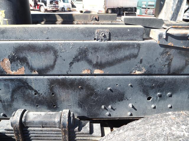 クオン 　２デフ　リターダ　新明和　深ダンプ／土砂禁　２０立米　荷台内全面ステンレス張り　電動コボレーン（天蓋仕様）　リーフサス　ベッド付き　積載８．４ｔ　６速Ｈ／ＬＭＴ　アルミホイール（前輪のみ）　デフロック（47枚目）