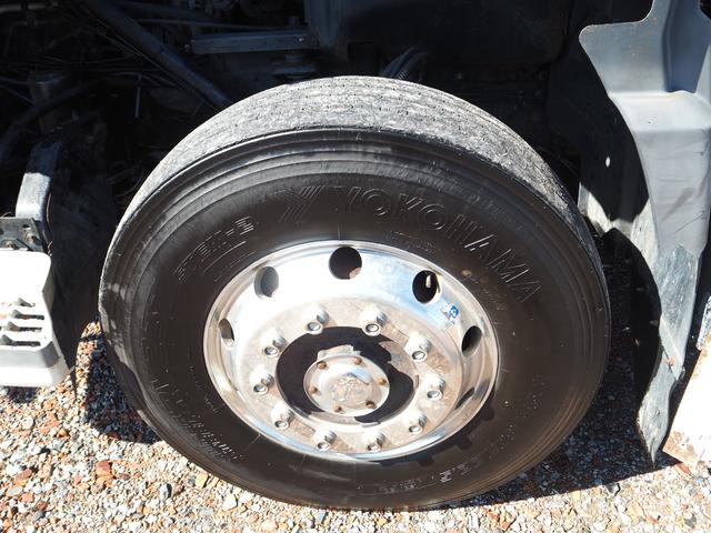 クオン 　２デフ　リターダ　新明和　深ダンプ／土砂禁　２０立米　荷台内全面ステンレス張り　電動コボレーン（天蓋仕様）　リーフサス　ベッド付き　積載８．４ｔ　６速Ｈ／ＬＭＴ　アルミホイール（前輪のみ）　デフロック（53枚目）