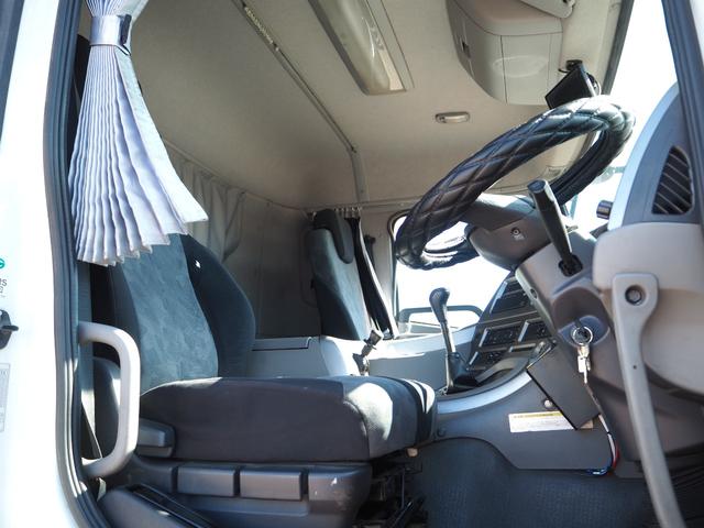 クオン 　２デフ　リターダ　新明和　深ダンプ／土砂禁　２０立米　荷台内全面ステンレス張り　電動コボレーン（天蓋仕様）　リーフサス　ベッド付き　積載８．４ｔ　６速Ｈ／ＬＭＴ　アルミホイール（前輪のみ）　デフロック（66枚目）