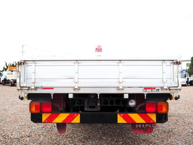 ヒノレンジャー 　標準幅　古河ユニック　ＵＲＵ３４４ＲＫＫ　４段クレーン　フックイン　２．９３ｔ吊　ラジコン付　上物同年　平ボディ　三方開　内フック（丸環）　軽々ゲート　ターボ２１０馬力　ベッド付　積載２．６ｔ　ＨＩＤ（5枚目）