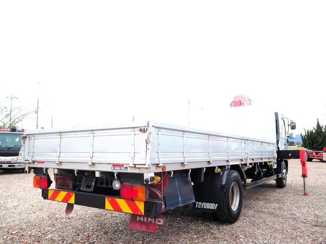 ヒノレンジャー 　標準幅　古河ユニック　ＵＲＵ３４４ＲＫＫ　４段クレーン　フックイン　２．９３ｔ吊　ラジコン付　上物同年　平ボディ　三方開　内フック（丸環）　軽々ゲート　ターボ２１０馬力　ベッド付　積載２．６ｔ　ＨＩＤ（6枚目）