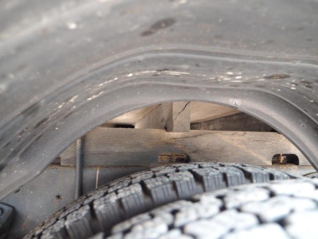 ヒノレンジャー 　標準幅　古河ユニック　ＵＲＵ３４４ＲＫＫ　４段クレーン　フックイン　２．９３ｔ吊　ラジコン付　上物同年　平ボディ　三方開　内フック（丸環）　軽々ゲート　ターボ２１０馬力　ベッド付　積載２．６ｔ　ＨＩＤ（51枚目）