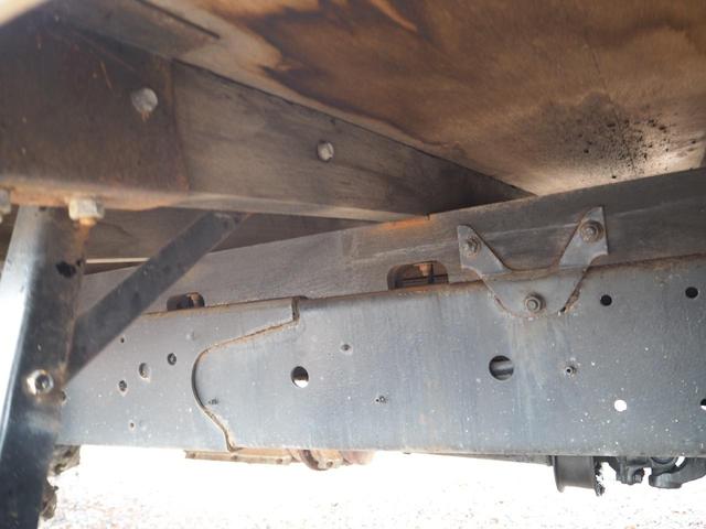 ヒノレンジャー 　標準幅　古河ユニック　ＵＲＵ３４４ＲＫＫ　４段クレーン　フックイン　２．９３ｔ吊　ラジコン付　上物同年　平ボディ　三方開　内フック（丸環）　軽々ゲート　ターボ２１０馬力　ベッド付　積載２．６ｔ　ＨＩＤ（53枚目）