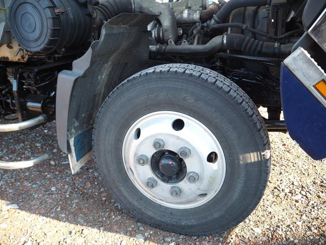 ヒノレンジャー 　ワイド幅　６２００ボディ／６．２ｍボディ　アルミブロック平ボディ　三方開　内フック（落とし込み式）　スタンション穴　リーフサス　ターボ２２５馬力　積載３．２５ｔ　６速ＭＴ　ベッド付き　坂道発進補助装置（10枚目）