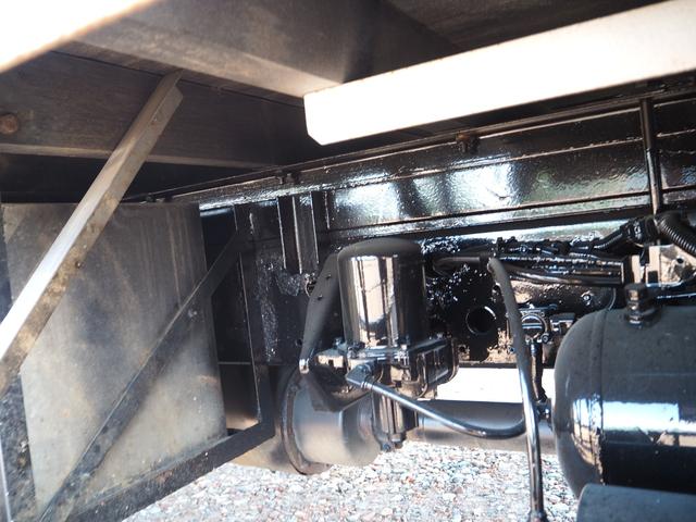 ヒノレンジャー 　ワイド幅　６２００ボディ／６．２ｍボディ　アルミブロック平ボディ　三方開　内フック（落とし込み式）　スタンション穴　リーフサス　ターボ２２５馬力　積載３．２５ｔ　６速ＭＴ　ベッド付き　坂道発進補助装置（14枚目）