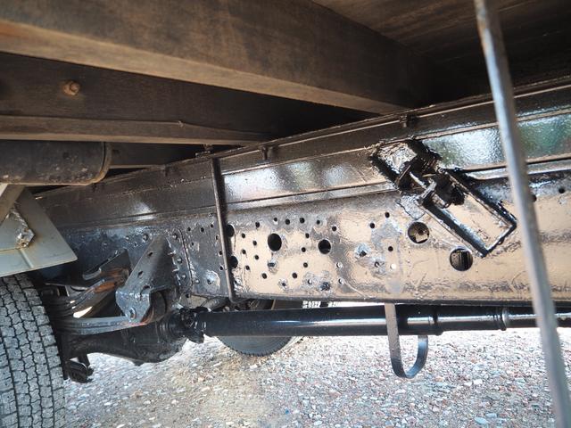 ヒノレンジャー 　ワイド幅　６２００ボディ／６．２ｍボディ　アルミブロック平ボディ　三方開　内フック（落とし込み式）　スタンション穴　リーフサス　ターボ２２５馬力　積載３．２５ｔ　６速ＭＴ　ベッド付き　坂道発進補助装置（15枚目）