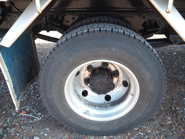 ヒノレンジャー 　ワイド幅　６２００ボディ／６．２ｍボディ　アルミブロック平ボディ　三方開　内フック（落とし込み式）　スタンション穴　リーフサス　ターボ２２５馬力　積載３．２５ｔ　６速ＭＴ　ベッド付き　坂道発進補助装置（17枚目）