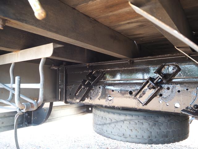 ヒノレンジャー 　ワイド幅　６２００ボディ／６．２ｍボディ　アルミブロック平ボディ　三方開　内フック（落とし込み式）　スタンション穴　リーフサス　ターボ２２５馬力　積載３．２５ｔ　６速ＭＴ　ベッド付き　坂道発進補助装置（19枚目）