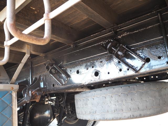 ヒノレンジャー 　ワイド幅　６２００ボディ／６．２ｍボディ　アルミブロック平ボディ　三方開　内フック（落とし込み式）　スタンション穴　リーフサス　ターボ２２５馬力　積載３．２５ｔ　６速ＭＴ　ベッド付き　坂道発進補助装置（22枚目）