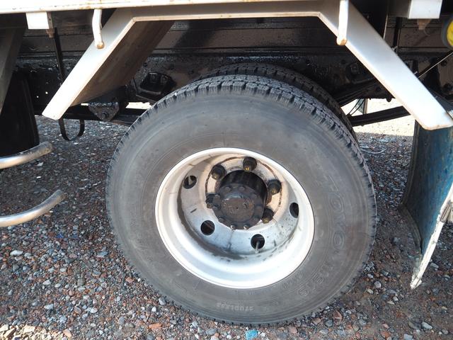 ヒノレンジャー 　ワイド幅　６２００ボディ／６．２ｍボディ　アルミブロック平ボディ　三方開　内フック（落とし込み式）　スタンション穴　リーフサス　ターボ２２５馬力　積載３．２５ｔ　６速ＭＴ　ベッド付き　坂道発進補助装置（23枚目）