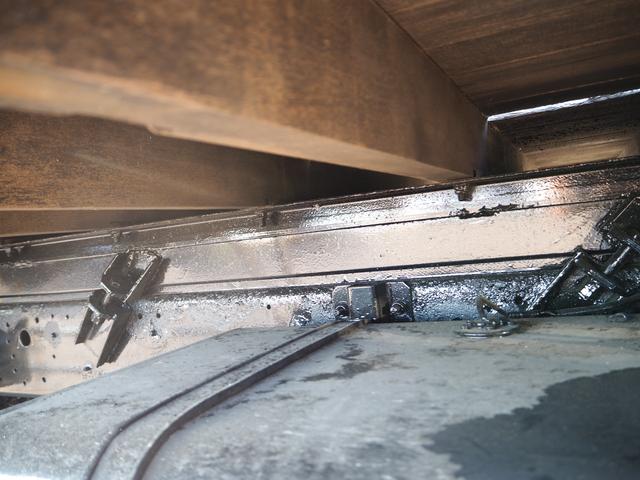 ヒノレンジャー 　ワイド幅　６２００ボディ／６．２ｍボディ　アルミブロック平ボディ　三方開　内フック（落とし込み式）　スタンション穴　リーフサス　ターボ２２５馬力　積載３．２５ｔ　６速ＭＴ　ベッド付き　坂道発進補助装置（27枚目）