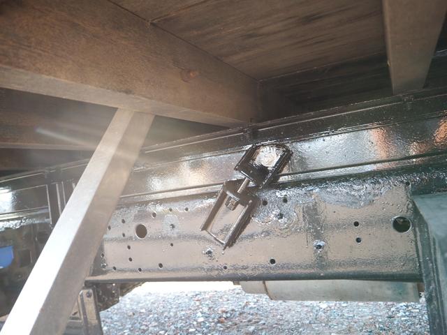 ヒノレンジャー 　ワイド幅　６２００ボディ／６．２ｍボディ　アルミブロック平ボディ　三方開　内フック（落とし込み式）　スタンション穴　リーフサス　ターボ２２５馬力　積載３．２５ｔ　６速ＭＴ　ベッド付き　坂道発進補助装置（28枚目）