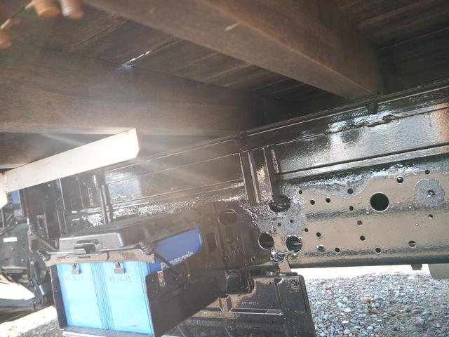 ヒノレンジャー 　ワイド幅　６２００ボディ／６．２ｍボディ　アルミブロック平ボディ　三方開　内フック（落とし込み式）　スタンション穴　リーフサス　ターボ２２５馬力　積載３．２５ｔ　６速ＭＴ　ベッド付き　坂道発進補助装置（29枚目）