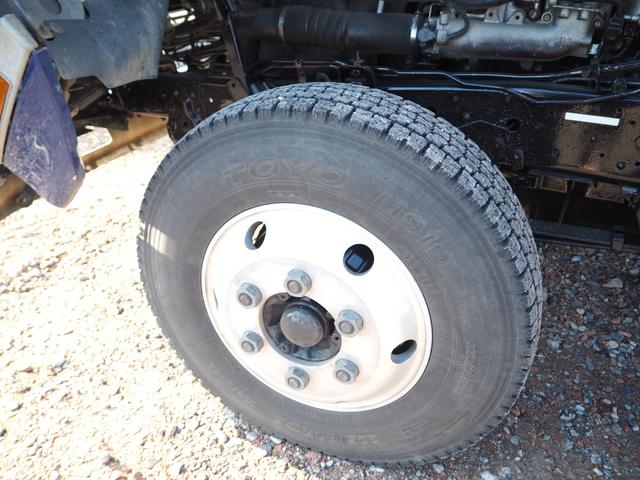 ヒノレンジャー 　ワイド幅　６２００ボディ／６．２ｍボディ　アルミブロック平ボディ　三方開　内フック（落とし込み式）　スタンション穴　リーフサス　ターボ２２５馬力　積載３．２５ｔ　６速ＭＴ　ベッド付き　坂道発進補助装置（32枚目）