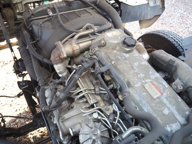 ヒノレンジャー 　ワイド幅　６２００ボディ／６．２ｍボディ　アルミブロック平ボディ　三方開　内フック（落とし込み式）　スタンション穴　リーフサス　ターボ２２５馬力　積載３．２５ｔ　６速ＭＴ　ベッド付き　坂道発進補助装置（34枚目）