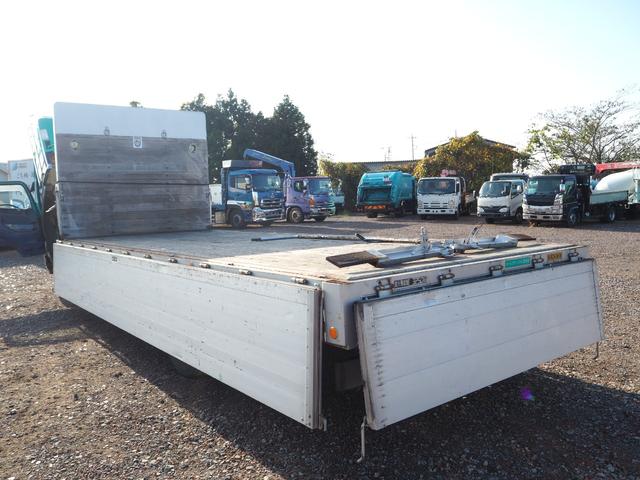 ヒノレンジャー 　ワイド幅　６２００ボディ／６．２ｍボディ　アルミブロック平ボディ　三方開　内フック（落とし込み式）　スタンション穴　リーフサス　ターボ２２５馬力　積載３．２５ｔ　６速ＭＴ　ベッド付き　坂道発進補助装置（38枚目）