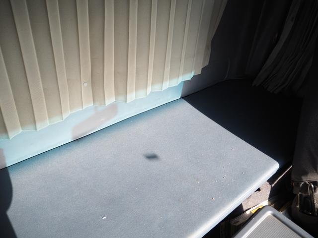 ヒノレンジャー 　ワイド幅　６２００ボディ／６．２ｍボディ　アルミブロック平ボディ　三方開　内フック（落とし込み式）　スタンション穴　リーフサス　ターボ２２５馬力　積載３．２５ｔ　６速ＭＴ　ベッド付き　坂道発進補助装置（48枚目）