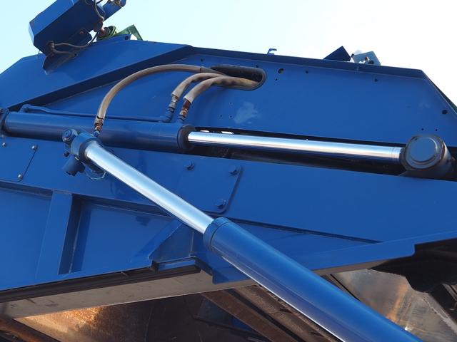 ファイター 　富士車輌製　パッカー車／塵芥車　ＰＬ４１０９　プレス式　容積１０立米　連続スイッチ　汚水タンク付　上物同年　リーフサス　ターボ２４０馬力　積載１．７ｔ　６速ＭＴ　ベッド付き　坂道発進補助装置（13枚目）