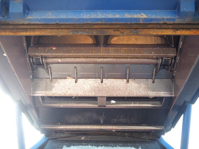 ファイター 　富士車輌製　パッカー車／塵芥車　ＰＬ４１０９　プレス式　容積１０立米　連続スイッチ　汚水タンク付　上物同年　リーフサス　ターボ２４０馬力　積載１．７ｔ　６速ＭＴ　ベッド付き　坂道発進補助装置（17枚目）