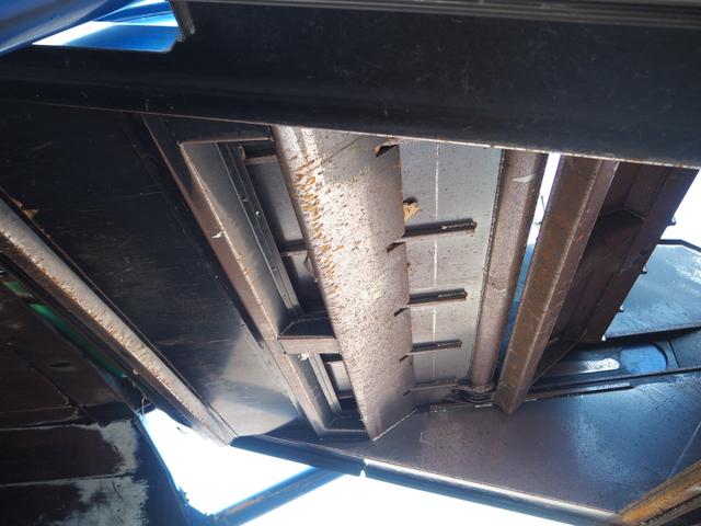 ファイター 　富士車輌製　パッカー車／塵芥車　ＰＬ４１０９　プレス式　容積１０立米　連続スイッチ　汚水タンク付　上物同年　リーフサス　ターボ２４０馬力　積載１．７ｔ　６速ＭＴ　ベッド付き　坂道発進補助装置（21枚目）