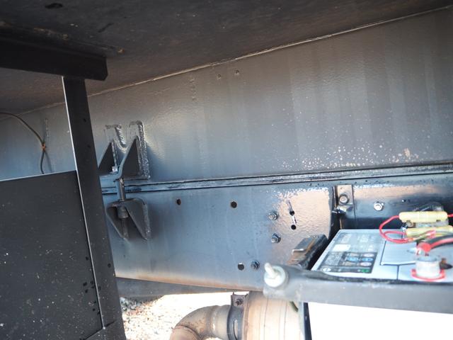 ファイター 　富士車輌製　パッカー車／塵芥車　ＰＬ４１０９　プレス式　容積１０立米　連続スイッチ　汚水タンク付　上物同年　リーフサス　ターボ２４０馬力　積載１．７ｔ　６速ＭＴ　ベッド付き　坂道発進補助装置（29枚目）