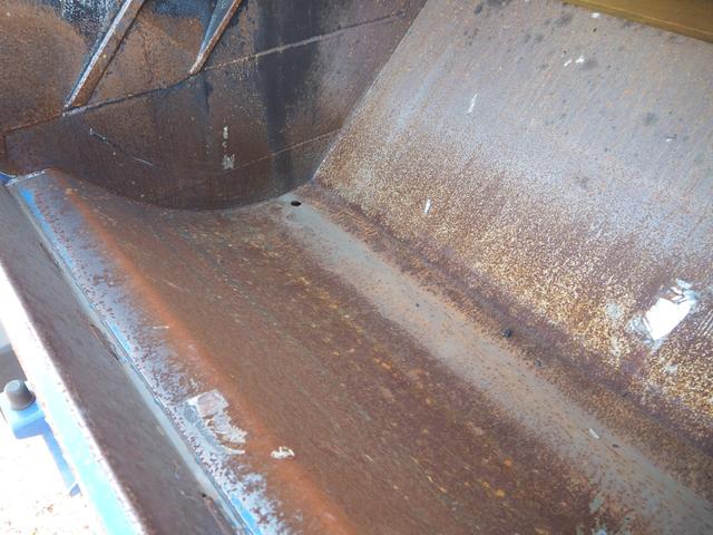 ファイター 　富士車輌製　パッカー車／塵芥車　ＰＬ４１０９　プレス式　容積１０立米　連続スイッチ　汚水タンク付　上物同年　リーフサス　ターボ２４０馬力　積載１．７ｔ　６速ＭＴ　ベッド付き　坂道発進補助装置（33枚目）