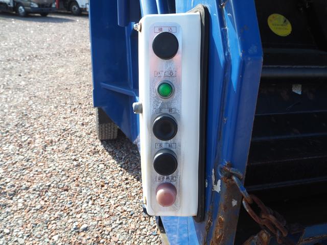 ファイター 　富士車輌製　パッカー車／塵芥車　ＰＬ４１０９　プレス式　容積１０立米　連続スイッチ　汚水タンク付　上物同年　リーフサス　ターボ２４０馬力　積載１．７ｔ　６速ＭＴ　ベッド付き　坂道発進補助装置（39枚目）