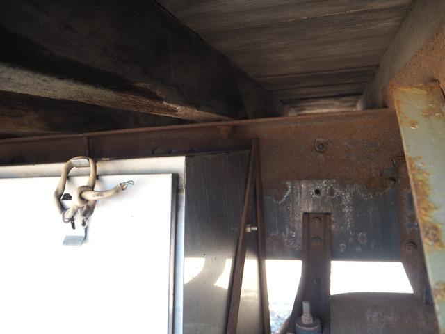 スーパーグレート 　４軸低床　２デフ　タダノ　ＴＭ－ＺＲ５０４　４段クレーン　角足　ラジコン付　上物同年　アルミブロック平ボディ　五方開　床鉄縞板張り　リアエアサス　ターボ３８０馬力　積載１２．３ｔ　７速ＭＴ　デフロック（31枚目）