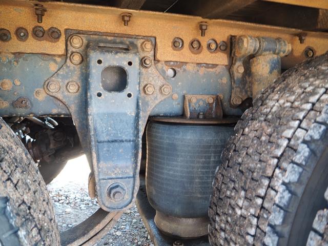 スーパーグレート 　４軸低床　２デフ　タダノ　ＴＭ－ＺＲ５０４　４段クレーン　角足　ラジコン付　上物同年　アルミブロック平ボディ　五方開　床鉄縞板張り　リアエアサス　ターボ３８０馬力　積載１２．３ｔ　７速ＭＴ　デフロック（33枚目）