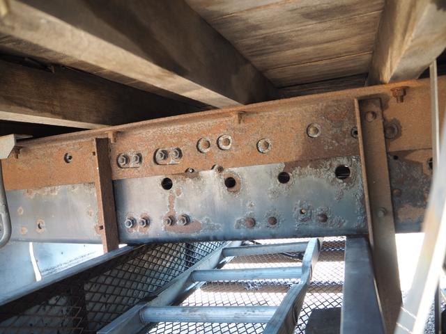 スーパーグレート 　４軸低床　２デフ　タダノ　ＴＭ－ＺＲ５０４　４段クレーン　角足　ラジコン付　上物同年　アルミブロック平ボディ　五方開　床鉄縞板張り　リアエアサス　ターボ３８０馬力　積載１２．３ｔ　７速ＭＴ　デフロック（37枚目）