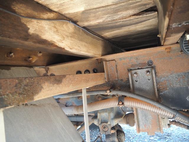 スーパーグレート 　４軸低床　２デフ　タダノ　ＴＭ－ＺＲ５０４　４段クレーン　角足　ラジコン付　上物同年　アルミブロック平ボディ　五方開　床鉄縞板張り　リアエアサス　ターボ３８０馬力　積載１２．３ｔ　７速ＭＴ　デフロック（48枚目）