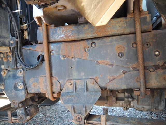 スーパーグレート 　４軸低床　２デフ　タダノ　ＴＭ－ＺＲ５０４　４段クレーン　角足　ラジコン付　上物同年　アルミブロック平ボディ　五方開　床鉄縞板張り　リアエアサス　ターボ３８０馬力　積載１２．３ｔ　７速ＭＴ　デフロック（50枚目）