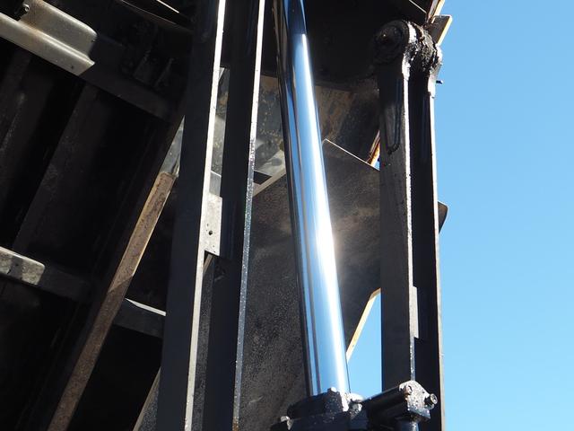 スーパーグレート 　２デフ　小平製　ＤＭ１７－１０　大型ダンプ　電動コボレーン　リーフサス　ターボ３８０馬力　積載８．１ｔ　７速ＭＴ　ベッド付　アルミホイール（前輪のみ）　デフロック　坂道発進補助装置　ＥＴＣ　ＨＩＤ（36枚目）