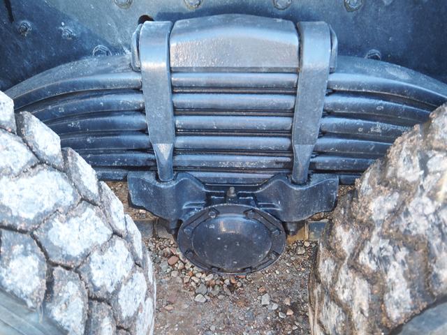 スーパーグレート 　２デフ　小平製　ＤＭ１７－１０　大型ダンプ　電動コボレーン　リーフサス　ターボ３８０馬力　積載８．１ｔ　７速ＭＴ　ベッド付　アルミホイール（前輪のみ）　デフロック　坂道発進補助装置　ＥＴＣ　ＨＩＤ（42枚目）