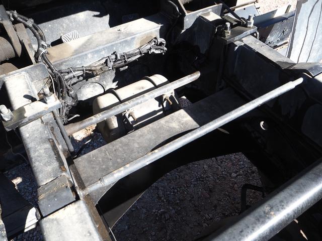 スーパーグレート 　２デフ　小平製　ＤＭ１７－１０　大型ダンプ　電動コボレーン　リーフサス　ターボ３８０馬力　積載８．１ｔ　７速ＭＴ　ベッド付　アルミホイール（前輪のみ）　デフロック　坂道発進補助装置　ＥＴＣ　ＨＩＤ（45枚目）