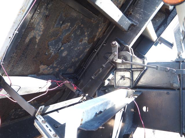 スーパーグレート 　２デフ　小平製　ＤＭ１７－１０　大型ダンプ　電動コボレーン　リーフサス　ターボ３８０馬力　積載８．１ｔ　７速ＭＴ　ベッド付　アルミホイール（前輪のみ）　デフロック　坂道発進補助装置　ＥＴＣ　ＨＩＤ（47枚目）