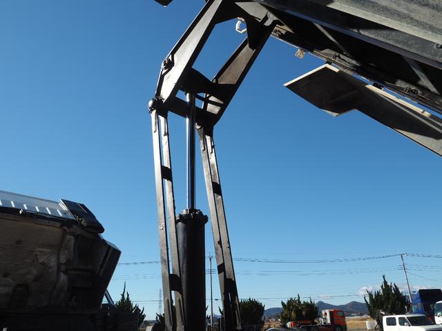 スーパーグレート 　２デフ　小平製　ＤＭ１７－１０　大型ダンプ　電動コボレーン　リーフサス　ターボ３８０馬力　積載８．１ｔ　７速ＭＴ　ベッド付　アルミホイール（前輪のみ）　デフロック　坂道発進補助装置　ＥＴＣ　ＨＩＤ（52枚目）