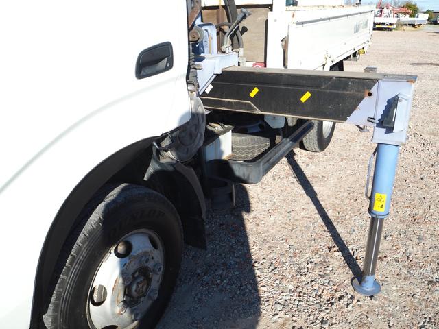 デュトロ 　ワイド幅　ショートボディ／セミロングボディ　タダノ　ＴＭ－ＺＲ２９５　５段クレーン　フックイン　差し違いアウトリガー　リアアウトリガー　２．９３ｔ吊　ラジコン　上物同年　平ボディ　生エンジン　積載３ｔ（15枚目）