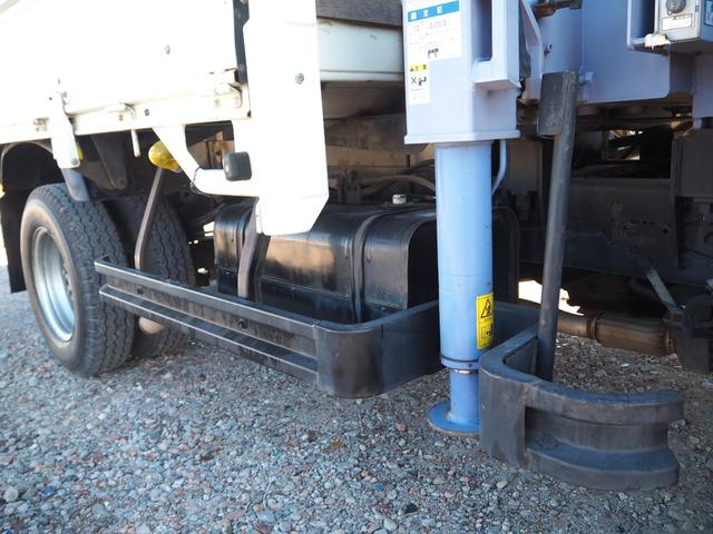 デュトロ 　ワイド幅　ショートボディ／セミロングボディ　タダノ　ＴＭ－ＺＲ２９５　５段クレーン　フックイン　差し違いアウトリガー　リアアウトリガー　２．９３ｔ吊　ラジコン　上物同年　平ボディ　生エンジン　積載３ｔ（40枚目）