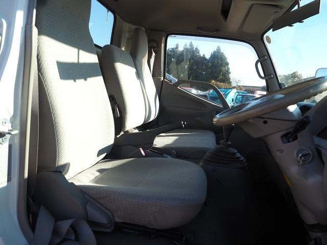 デュトロ 　ワイド幅　ショートボディ／セミロングボディ　タダノ　ＴＭ－ＺＲ２９５　５段クレーン　フックイン　差し違いアウトリガー　リアアウトリガー　２．９３ｔ吊　ラジコン　上物同年　平ボディ　生エンジン　積載３ｔ（64枚目）