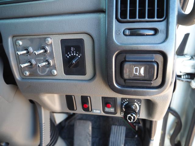 ファイター 　車載車／車両運搬車／キャリアカー　クレーン付セーフティーローダー　タダノ　３段クレーン　角足　差し違いアウトリガー　ラジコン　スライドボディ　油圧リアゲート　ウインチ　ラジコン　生エンジン　積載２ｔ（75枚目）