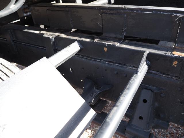 エルフトラック 　ワイド超々ロング　車載車　クレーン付セーフティーローダー　タダノ　３段クレーン　２．９３ｔ吊　ラジコン　車載専用車　スライドボディ　油圧リアゲート　ウインチ　ラジコン　ターボ１５０馬力　積載２．６５ｔ（31枚目）