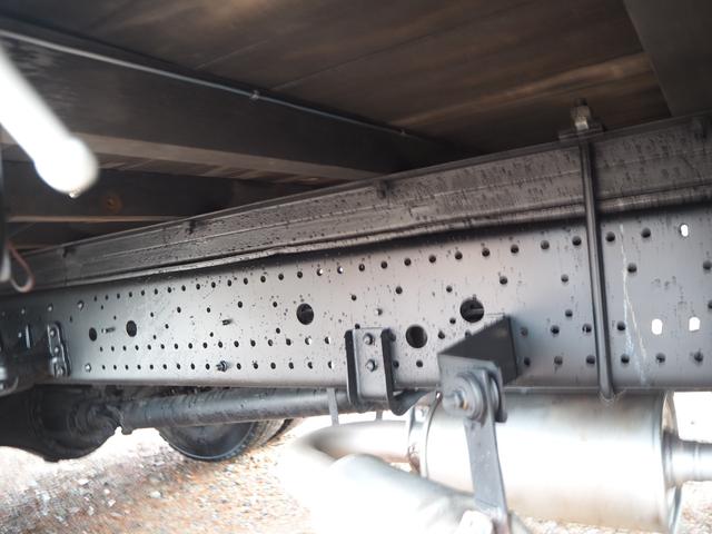 フォワード 　標準幅　タダノ製　ＴＭ－ＺＥ３０４ＨＲ　４段クレーン　フックイン　２．９３ｔ吊　ラジコン付　上物同年　アルミブロック平ボディ　三方開　内フック　リーフサス　ターボ１９０馬力　積載２．６５ｔ　６速ＭＴ（40枚目）