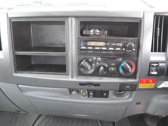 フォワード 　標準幅　タダノ製　ＴＭ－ＺＥ３０４ＨＲ　４段クレーン　フックイン　２．９３ｔ吊　ラジコン付　上物同年　アルミブロック平ボディ　三方開　内フック　リーフサス　ターボ１９０馬力　積載２．６５ｔ　６速ＭＴ（61枚目）