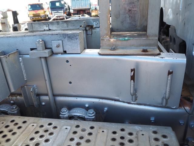 スーパーグレート 　３軸高床　２デフ　極東　汚泥運搬車／汚泥ダンプ／天蓋ダンプ／タンク車　ＤＤ１０－７７１Ｔ　８．９立米　オールステンレスボディ　リーフサス　積載８．７ｔ　ＳｈｉｆｔＰｉｌｏｔ（２ペダル）　デフロック（23枚目）