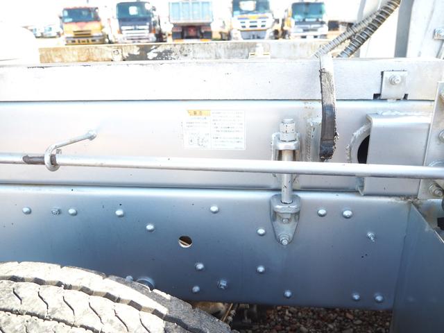 スーパーグレート 　３軸高床　２デフ　極東　汚泥運搬車／汚泥ダンプ／天蓋ダンプ／タンク車　ＤＤ１０－７７１Ｔ　８．９立米　オールステンレスボディ　リーフサス　積載８．７ｔ　ＳｈｉｆｔＰｉｌｏｔ（２ペダル）　デフロック（25枚目）