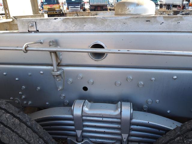 スーパーグレート 　３軸高床　２デフ　極東　汚泥運搬車／汚泥ダンプ／天蓋ダンプ／タンク車　ＤＤ１０－７７１Ｔ　８．９立米　オールステンレスボディ　リーフサス　積載８．７ｔ　ＳｈｉｆｔＰｉｌｏｔ（２ペダル）　デフロック（26枚目）