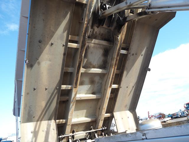 スーパーグレート 　３軸高床　２デフ　極東　汚泥運搬車／汚泥ダンプ／天蓋ダンプ／タンク車　ＤＤ１０－７７１Ｔ　８．９立米　オールステンレスボディ　リーフサス　積載８．７ｔ　ＳｈｉｆｔＰｉｌｏｔ（２ペダル）　デフロック（31枚目）