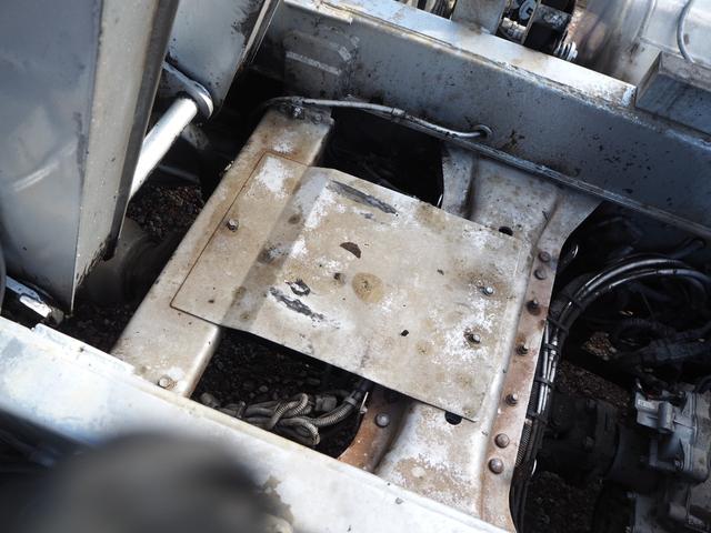 スーパーグレート 　３軸高床　２デフ　極東　汚泥運搬車／汚泥ダンプ／天蓋ダンプ／タンク車　ＤＤ１０－７７１Ｔ　８．９立米　オールステンレスボディ　リーフサス　積載８．７ｔ　ＳｈｉｆｔＰｉｌｏｔ（２ペダル）　デフロック（34枚目）